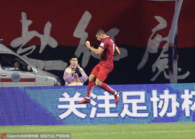 约罗和里尔目前的合同将于2025年到期，他如今已经在一线队站稳了脚跟。